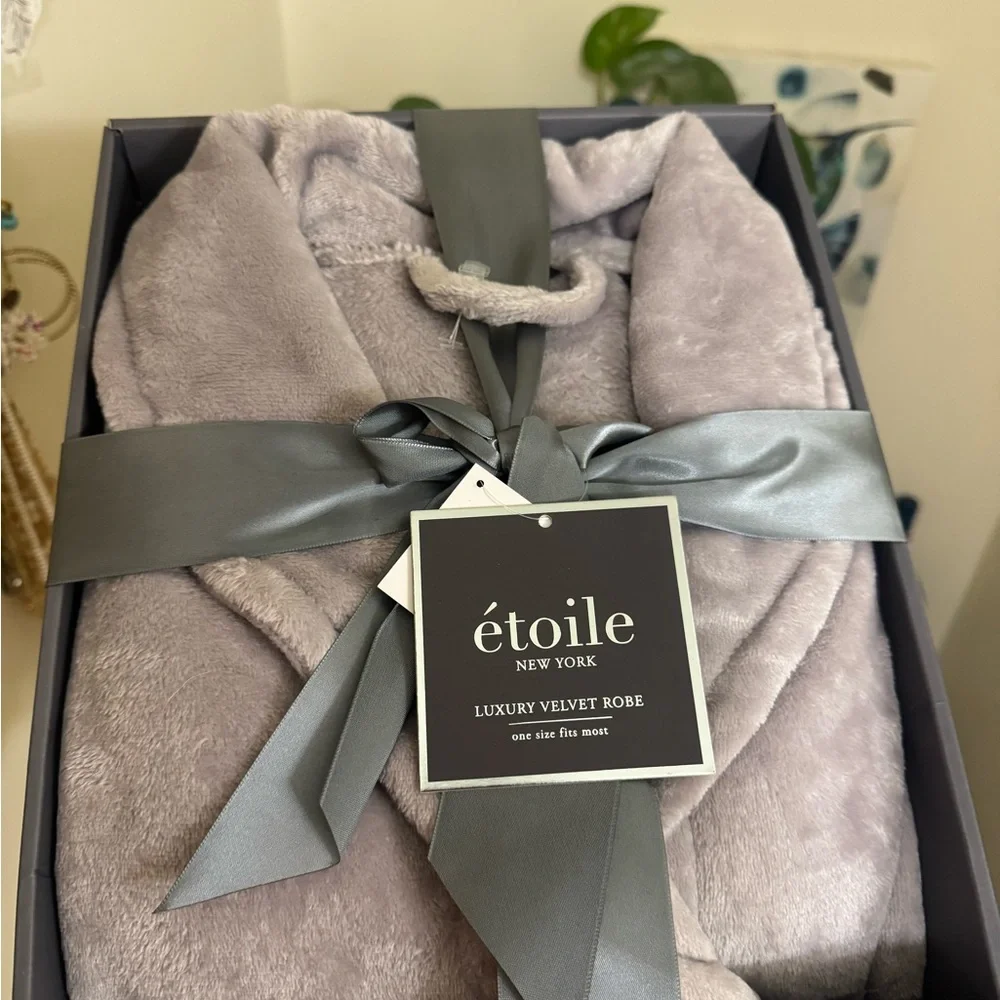 Étoile Luxury Velvet Robe in lilac - Picture 1 of 1
